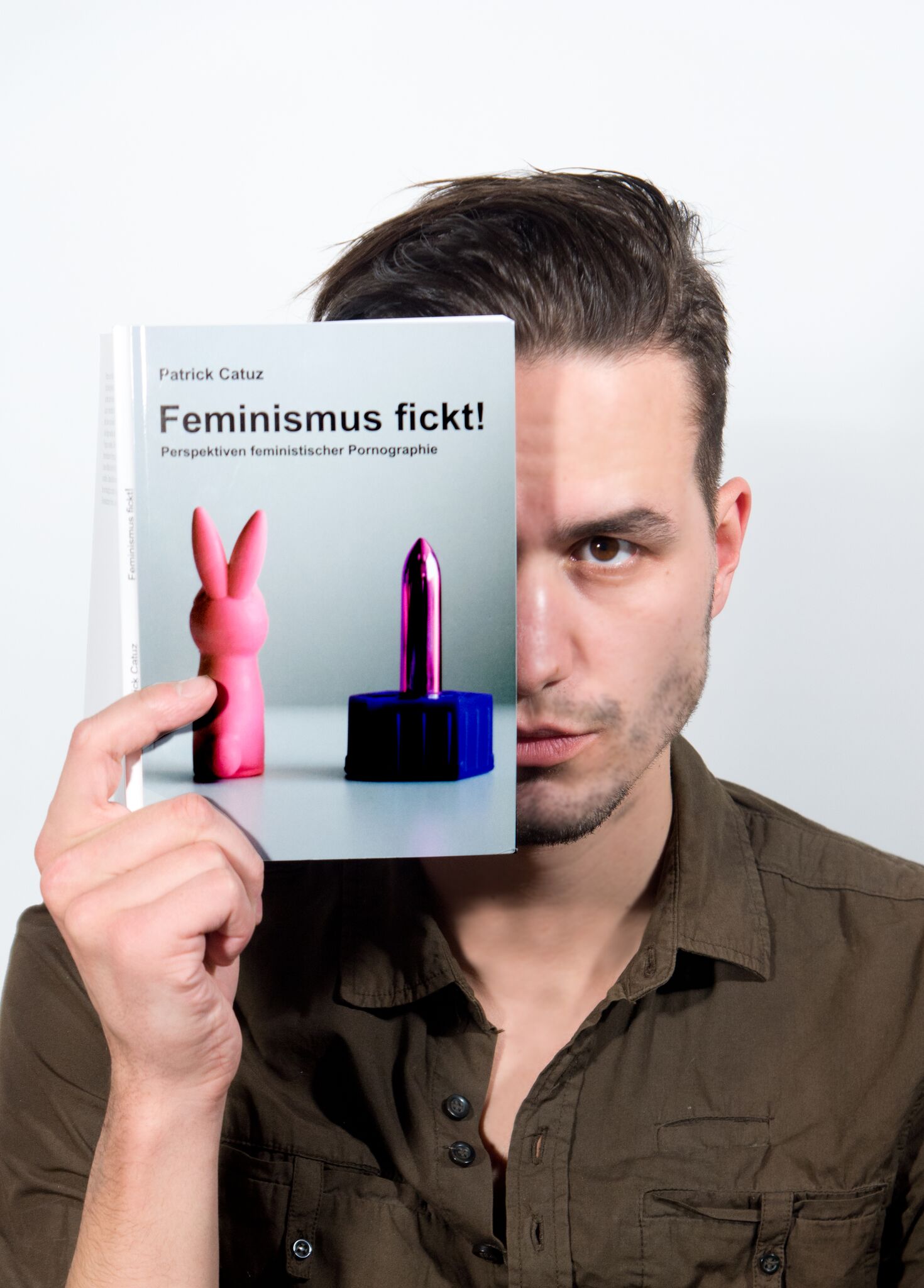Patrick Catuz mit seinem Buch "Feminismus fickt!"
